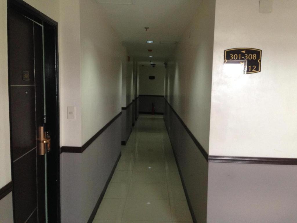 Cherry Midtown Hotel Olongapo Buitenkant foto