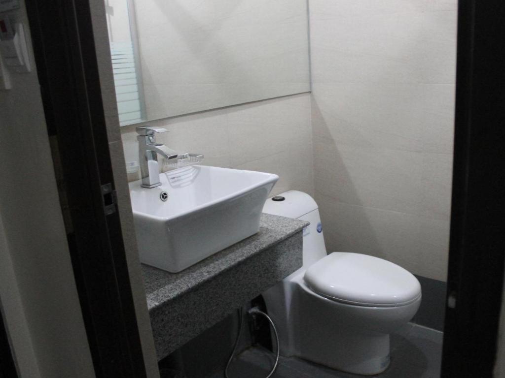 Cherry Midtown Hotel Olongapo Buitenkant foto