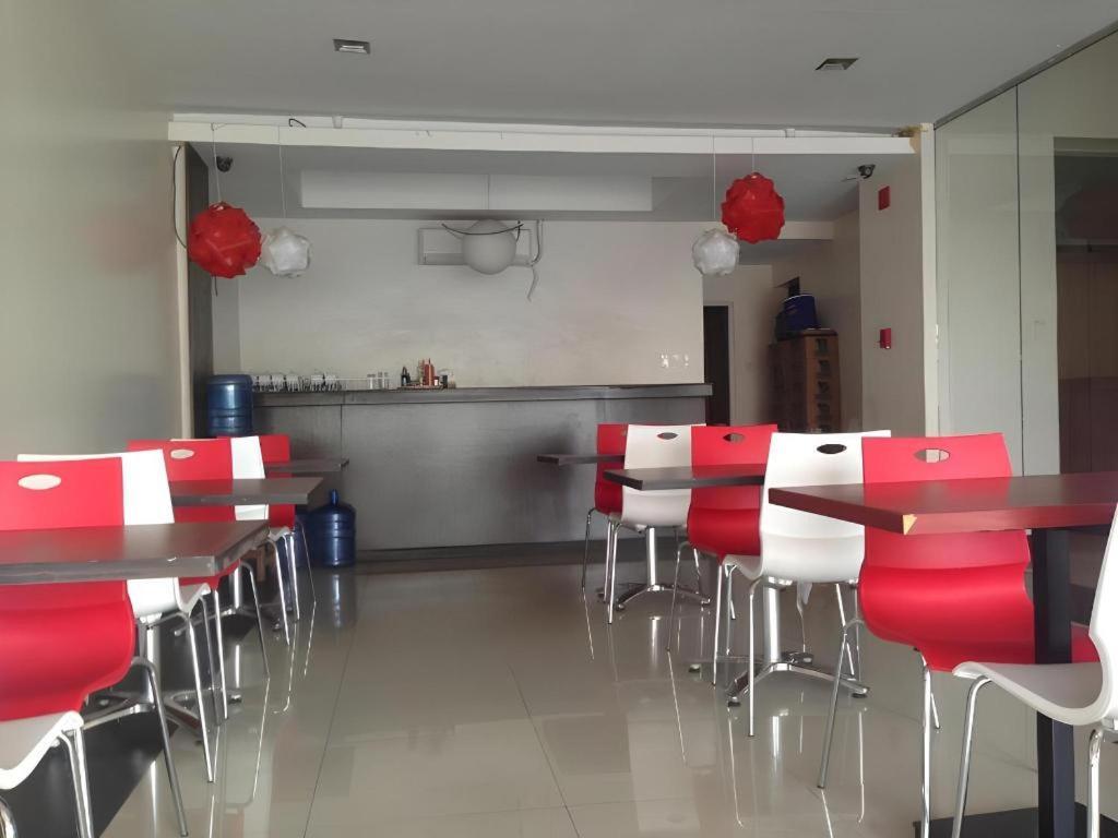 Cherry Midtown Hotel Olongapo Buitenkant foto