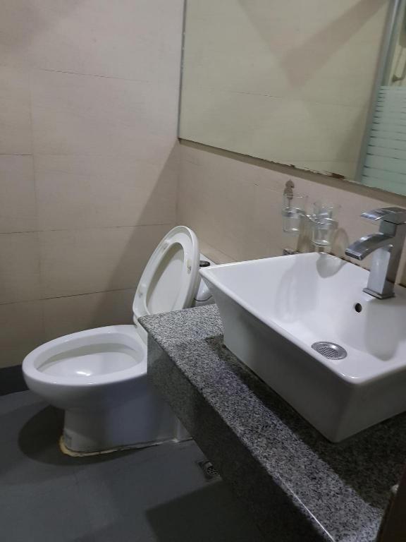 Cherry Midtown Hotel Olongapo Buitenkant foto
