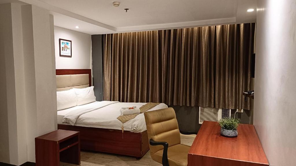 Cherry Midtown Hotel Olongapo Buitenkant foto
