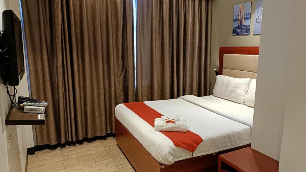 Cherry Midtown Hotel Olongapo Buitenkant foto