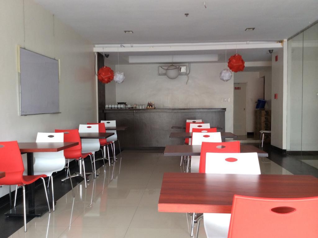 Cherry Midtown Hotel Olongapo Buitenkant foto