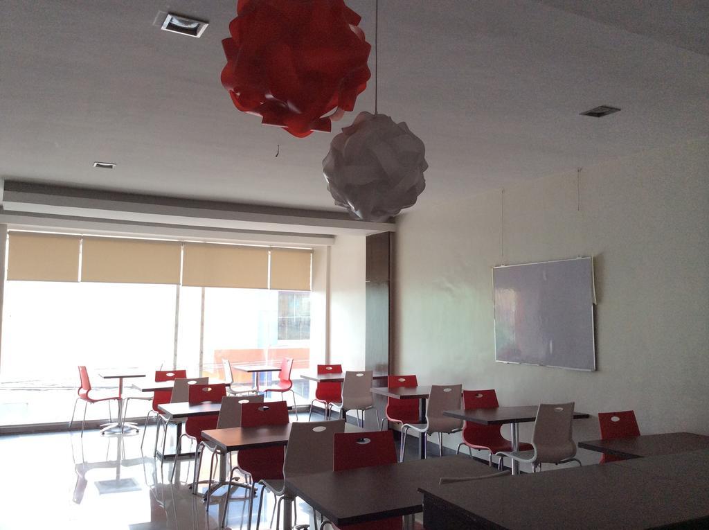 Cherry Midtown Hotel Olongapo Buitenkant foto